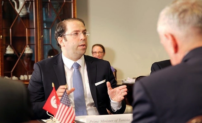  إن هذا لشيء عجاب: لقد طوّفت في الآفاق حتى... رضيت من الغنيمة بالإياب 