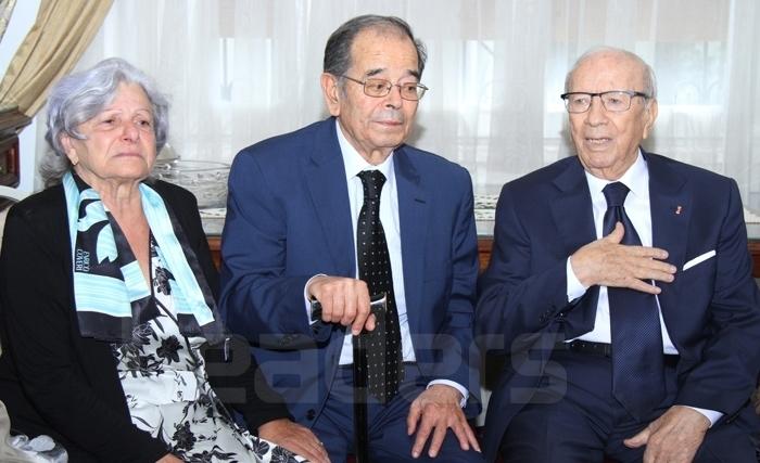 الرئيس الباجي قايد السبسي يتحول إلى منزل الفقيد سليم شاكر لتقديم التعازي إلى أفراد أسرته 