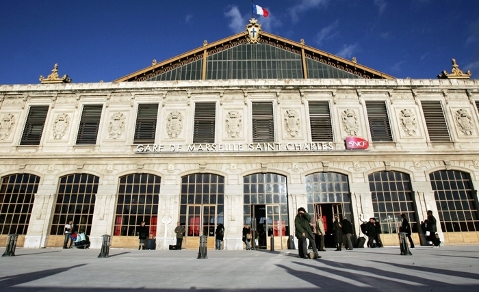 UUn des frères de l'assaillant de la gare de Marseille remis à la Tunisie. il est soupçonné d'implication dans des attentats terroristes