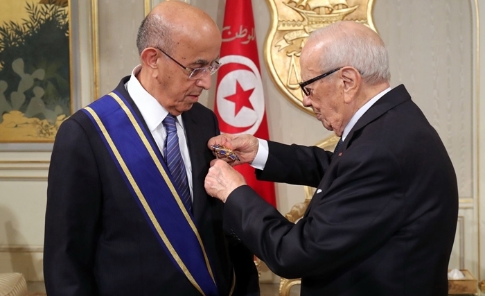 الباجي قايد السبسي يمنح عبد اللطيف الحمد الصنف الأكبر من الوسام الوطني للاستقلال
