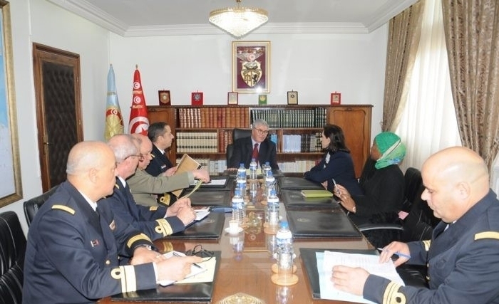 عبد الكريم الزبيدي يؤكد عزم وزارة الدفاع على التصدي للاتجار بالبشر والهجرة غير الشرعية والجريمة المنظمة 