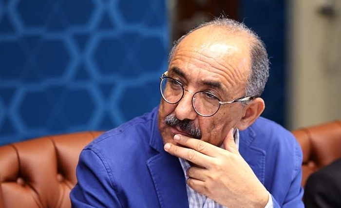 مولدي  لحمر : أيها السياسيون "وقفت الزنقة بالهارب"!