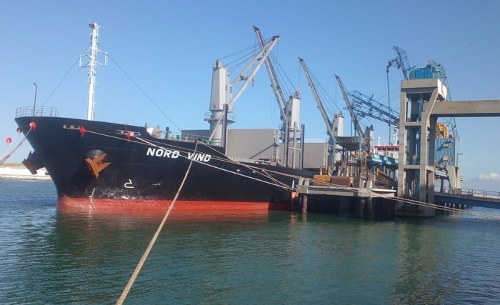 Une première cargaison de 27.000 tonnes de blé en provenance d’Ukraine en cours de déchargement au port de Radès