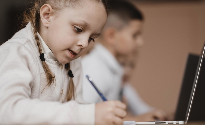 Le monde de l’éducation et la pratique évaluative à l’ère des intelligences artificielles génératives Le monde de l’éducation et la pratique évaluative à l’ère des intelligences artificielles génératives
