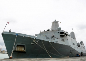 Le navire américain USS Arlington accoste à la Goulette